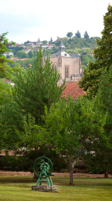 Vue de la Collégiale Notre-Dame à travers les arbres du parc