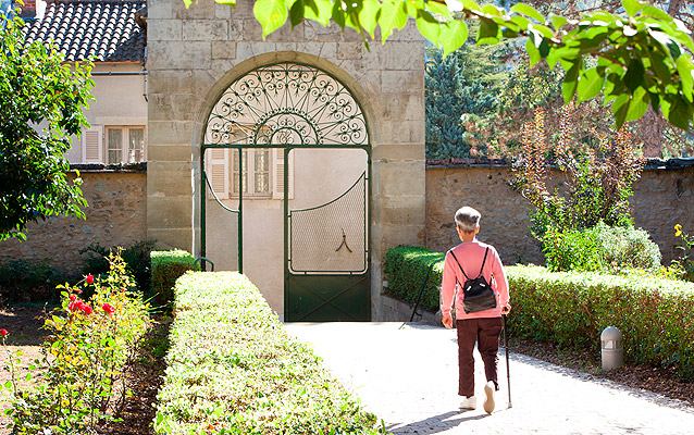 Sortie du jardin vers la ville