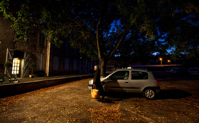 Parking éclairé la nuit