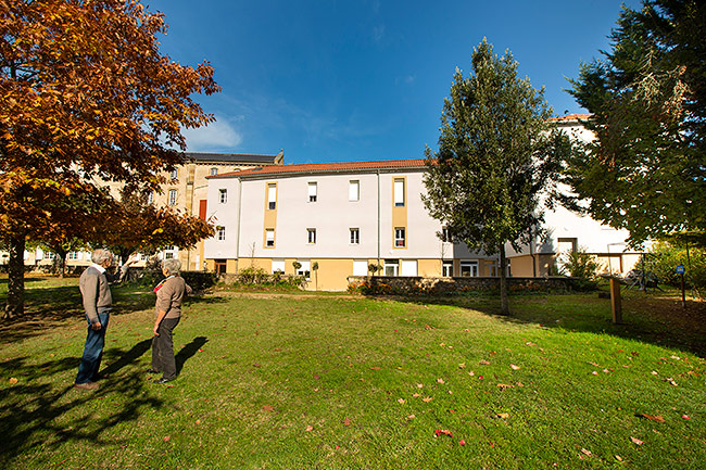 Parc devant le Pavillon à EHPAD Sainte Claire