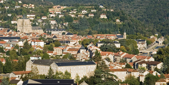 La maison de retraite est à proximité du centre ville (10 minutes à pied)